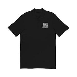 Denk diep na. Spreek eenvoudig. Zwart geborduurd poloshirt | TINNKEO Minimalistische herenpolo afbeelding 1