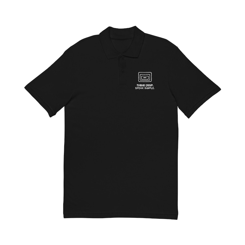 Denk diep na. Spreek eenvoudig. Zwart geborduurd poloshirt | TINNKEO Minimalistische herenpolo afbeelding 1
