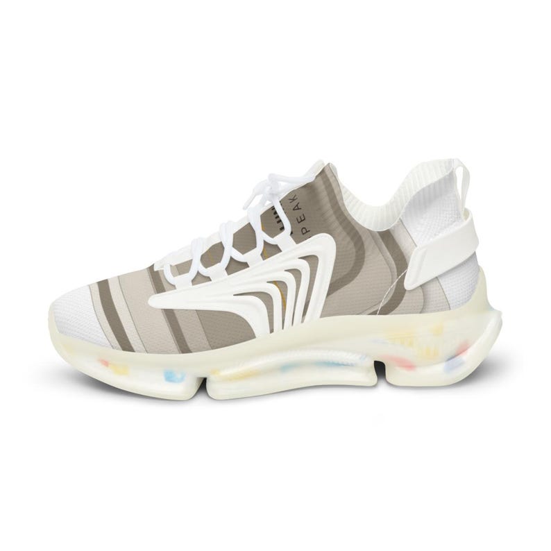 Puede incluir: Una zapatilla blanca y beige con un dise&ntilde;o de panel lateral ondulado y superpuesto, y cordones blancos. La suela transl&uacute;cida contiene peque&ntilde;as motas multicolores. La palabra PEAK est&aacute; impresa en negro en el lateral cerca del cuello blanco.