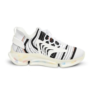 K&ouml;nnte beinhalten: Ein wei&szlig;er Sneaker mit einem schwarzen topografischen Linienmuster, wei&szlig;en Schn&uuml;rsenkeln und einer durchscheinenden Sohle mit eingebetteten bunten Sprenkeln. Die Seite zeigt einen strukturierten &Uuml;berzug und die Ferse eine wei&szlig;e Zuglasche.