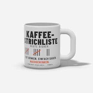 以下が含まれることがあります： 白いセラミック製のマグカップ。黒い文字で「KAFFEE-STRICHLISTE HEUTE BISHER」と書かれ、赤い斜線が入った正の字のカウントマーク、そして「TIEF DENKEN. EINFACH SAGEN. NACHSCHENKEN. THINK DEEP. SPEAK SIMPLE. TINNXEO.」というテキストが印字されています。