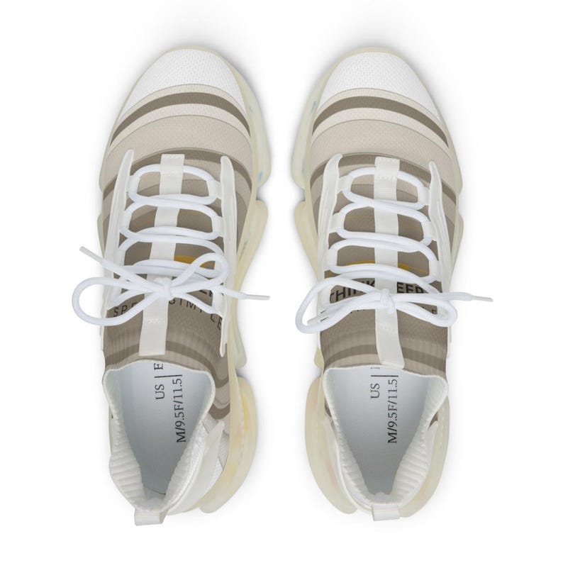 Puede incluir: Un par de zapatillas deportivas con un patr&oacute;n de rayas beige y blanco, cordones blancos y una suela transl&uacute;cida. La plantilla interior muestra el texto US M/9.5F/11.5 y la leng&uuml;eta presenta el texto visible THINK DEEPLY.