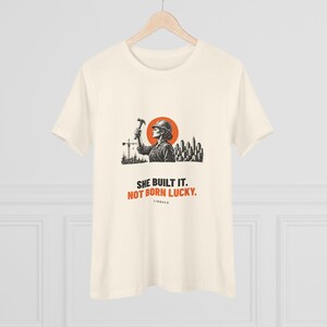 T-shirt femme « Elle l’a construit, elle n’est pas née chanceuse », cadeau pour entrepreneuse, t-shirt à message gravé sur lino, TINNKEO image 8