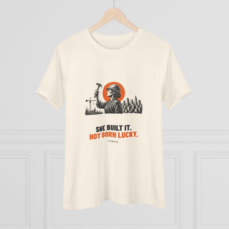 T-shirt femme « Elle l’a construit, elle n’est pas née chanceuse », cadeau pour entrepreneuse, t-shirt à message gravé sur lino, TINNKEO image 8
