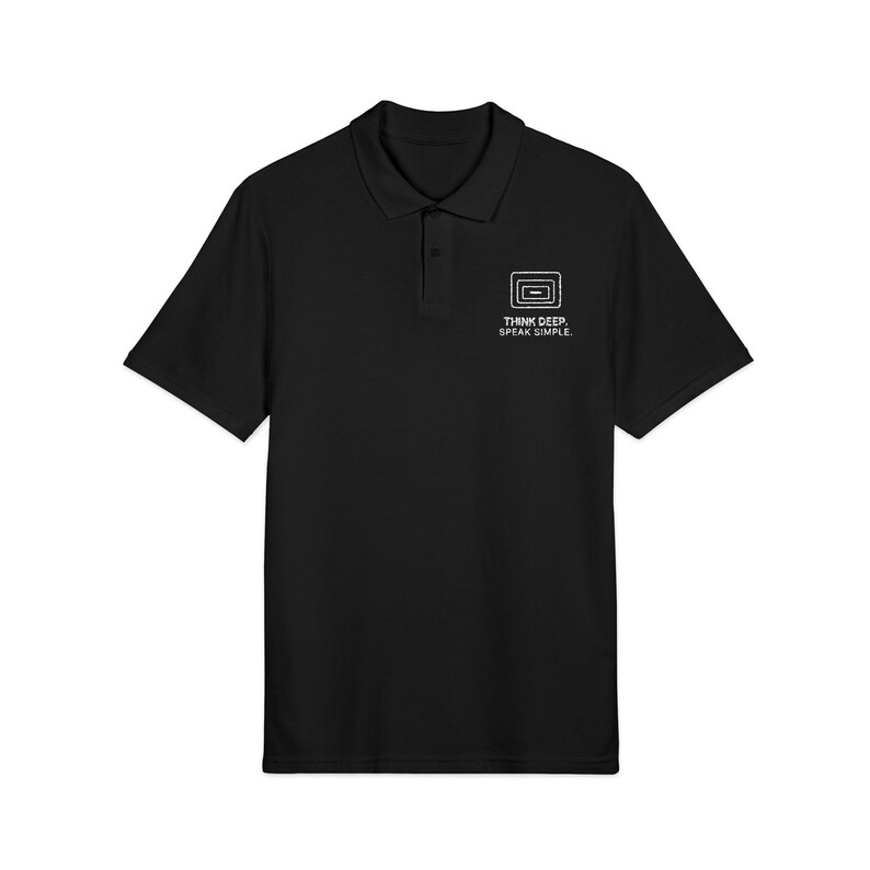 Denk diep na. Spreek eenvoudig. Zwart geborduurd poloshirt | TINNKEO Minimalistische herenpolo afbeelding 3