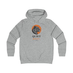 Hoodie met leeuwinnetje en stille kracht, statement sweatshirt voor dames, linosnede stijl, cadeau voor haar, TINNKEO afbeelding 3