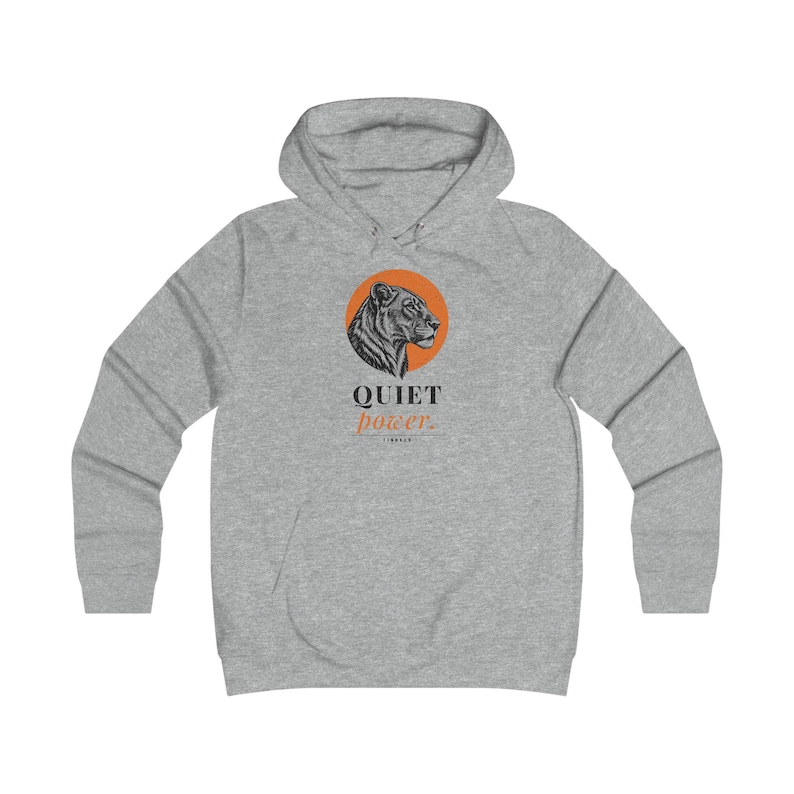 Hoodie met leeuwinnetje en stille kracht, statement sweatshirt voor dames, linosnede stijl, cadeau voor haar, TINNKEO afbeelding 3