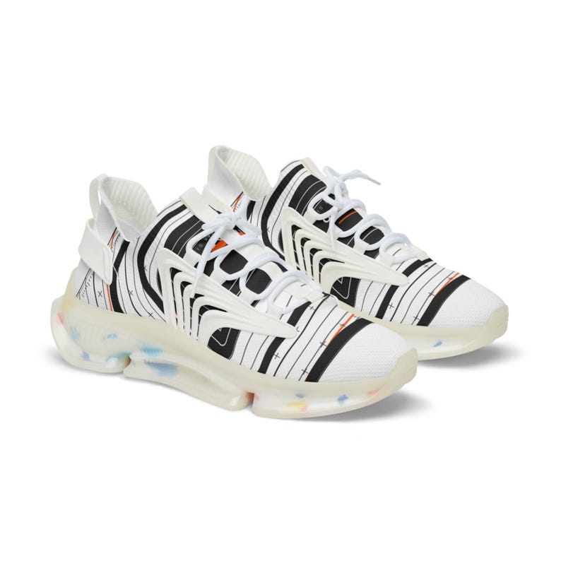 K&ouml;nnte beinhalten: Ein Paar wei&szlig;e Sneaker mit schwarzem Nadelstreifenmuster und kleinen orangefarbenen Akzenten. Die Schuhe haben wei&szlig;e Schn&uuml;rsenkel, ein strukturiertes Overlay-Design und eine durchscheinende, klobige Sohle mit dezenten, bunten Sprenkeln.