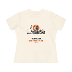 T-shirt femme « Elle l’a construit, elle n’est pas née chanceuse », cadeau pour entrepreneuse, t-shirt à message gravé sur lino, TINNKEO image 5