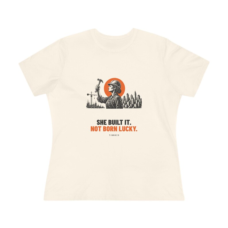 T-shirt femme « Elle l’a construit, elle n’est pas née chanceuse », cadeau pour entrepreneuse, t-shirt à message gravé sur lino, TINNKEO image 5