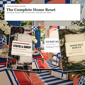 Peut inclure: Trois cartes pédagogiques intitulées The Complete Home Reset, Static & Sweep et Doom Pile Rescue. Les cartes présentent des designs graphiques avec du texte, incluant des instructions pour l'organisation de la maison, sur un fond de pièce bleue et blanche.