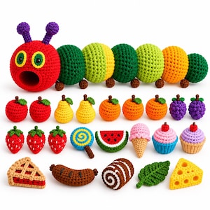 Op de afbeelding: Een grote, veelkleurige gehaakte rups met paarse voelsprieten en een rode kop, vergezeld door een verzameling kleine gehaakte etenswaren, waaronder fruit, een lolly, een stuk watermeloen, ijs, cupcakes, taart en een stukje kaas.