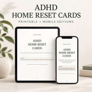 以下が含まれることがあります： タブレットとスマートフォンに表示されたADHDホームリセットカード。印刷版とモバイル版が含まれています。画面にはADHD Home Reset Cardsというタイトルと、家事のための既製のアクションスクリプトに関するテキストが表示されています。