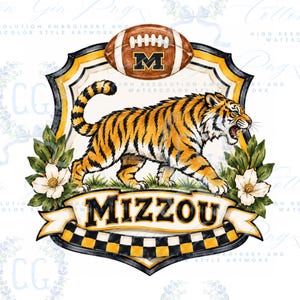 Pode incluir: Uma ilustração gráfica apresentando um tigre caminhando sobre um emblema em forma de escudo. Acima do tigre está uma bola de futebol americano marrom com uma letra M. Abaixo, uma faixa exibe o texto MIZZOU em letras pretas.