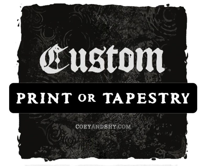 以下が含まれることがあります： 「Custom Print or Tapestry」というテキストとウェブサイト「coeyandshy.com」が書かれた白黒のグラフィックです。