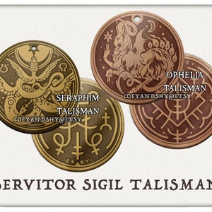 Puede incluir: Tres talismanes redondos de metal dorado y marr&oacute;n con dise&ntilde;os intrincados y texto. Los talismanes est&aacute;n etiquetados como "Seraphim Talisman", "Ophelia Talisman" y "Servitor Sigil Talisman".