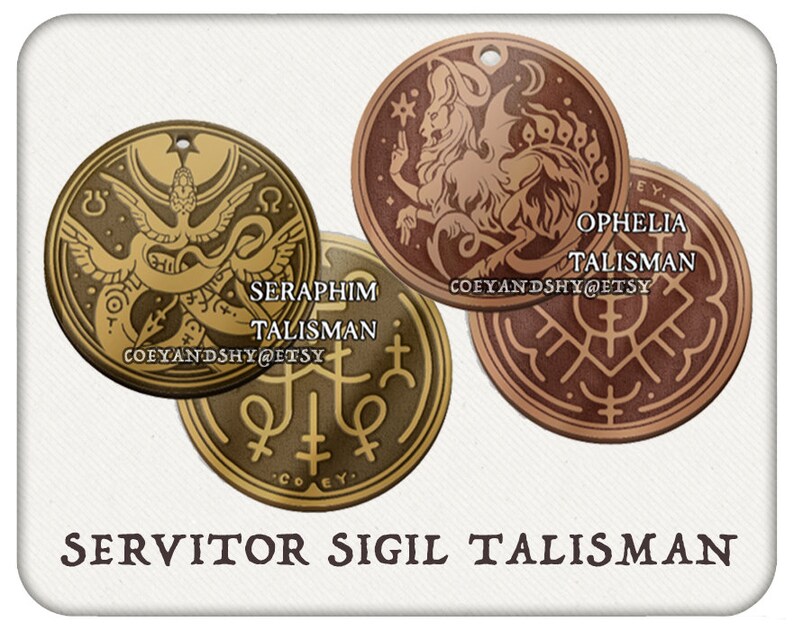 Puede incluir: Tres talismanes redondos de metal dorado y marr&oacute;n con dise&ntilde;os intrincados y texto. Los talismanes est&aacute;n etiquetados como "Seraphim Talisman", "Ophelia Talisman" y "Servitor Sigil Talisman".