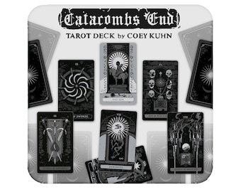 以下が含まれることがあります： 「Catacombs End」というタイトルと「Tarot Deck by Coey Kuhn」というテキストが書かれた白黒のタロットデッキ。カードには、太陽、剣、ペンタクル、ワンドなど、さまざまなタロットカードのシンボルの白黒のイラストが描かれています。