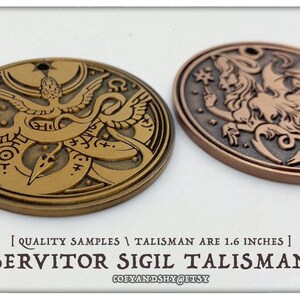Puede incluir: Dos talismanes de sigilo de metal, uno dorado y otro de cobre, con dise&ntilde;os intrincados. El talism&aacute;n dorado presenta un p&aacute;jaro con las alas extendidas, una serpiente y una lanza. El talism&aacute;n de cobre presenta una criatura alada similar a un le&oacute;n. Ambos talismanes tienen un di&aacute;metro de 4,1 cm.  [ QUALITY SAMPLES | TALISMAN ARE 1.6 INCHES ] SERVITOR SIGIL TALISMAN COEYANDSHY@ETSY