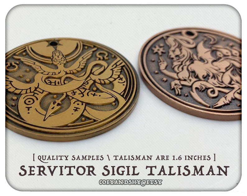 Puede incluir: Dos talismanes de sigilo de metal, uno dorado y otro de cobre, con dise&ntilde;os intrincados. El talism&aacute;n dorado presenta un p&aacute;jaro con las alas extendidas, una serpiente y una lanza. El talism&aacute;n de cobre presenta una criatura alada similar a un le&oacute;n. Ambos talismanes tienen un di&aacute;metro de 4,1 cm.  [ QUALITY SAMPLES | TALISMAN ARE 1.6 INCHES ] SERVITOR SIGIL TALISMAN COEYANDSHY@ETSY