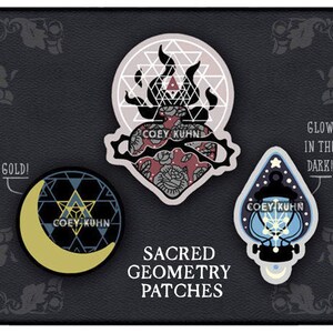 Puede incluir: Tres parches bordados para planchar con dise&ntilde;os geom&eacute;tricos. Los parches son negros, blancos y dorados con el texto "COEY KUHN" en cada uno. El texto "SACRED GEOMETRY PATCHES" est&aacute; impreso debajo de los parches. El texto "GOLD!" y "GLOW IN THE DARK!" est&aacute; impreso encima de los parches.