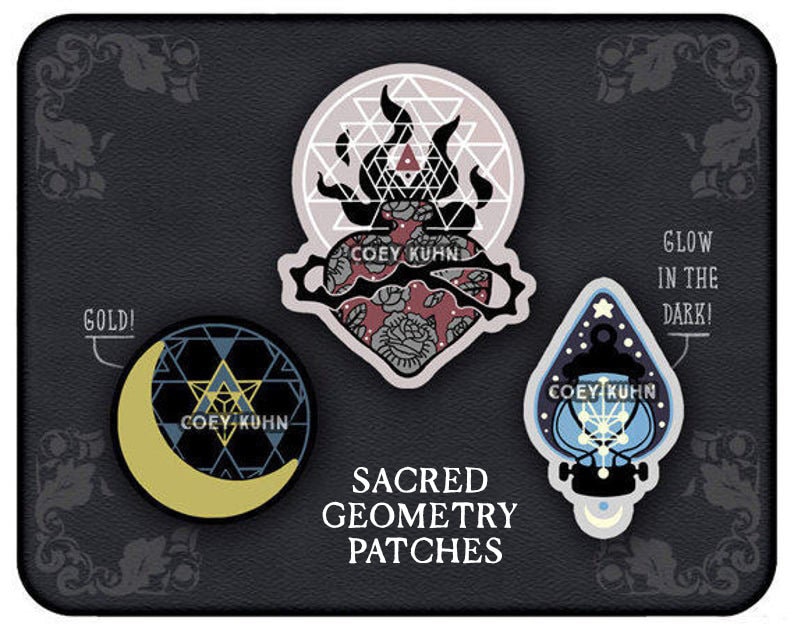 Puede incluir: Tres parches bordados para planchar con dise&ntilde;os geom&eacute;tricos. Los parches son negros, blancos y dorados con el texto "COEY KUHN" en cada uno. El texto "SACRED GEOMETRY PATCHES" est&aacute; impreso debajo de los parches. El texto "GOLD!" y "GLOW IN THE DARK!" est&aacute; impreso encima de los parches.