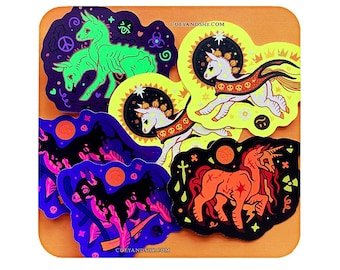 Puede incluir: Un conjunto de ocho pegatinas coloridas con varias criaturas míticas, incluyendo unicornios y caballos. Las pegatinas están sobre un fondo naranja brillante. Las pegatinas son de diferentes tamaños y formas. Las pegatinas están impresas con un contorno negro y tienen un acabado brillante. Las pegatinas son perfectas para añadir un toque de fantasía a tu portátil, botella de agua o agenda.