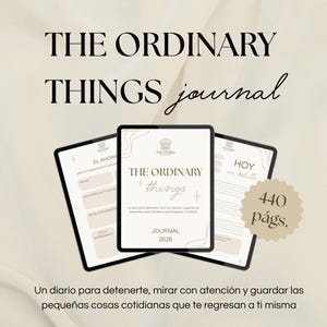 Puede incluir: Un diario 2026 titulado THE ORDINARY THINGS con 440 páginas. El conjunto incluye tres páginas abiertas que muestran indicaciones diarias, líneas para escribir y secciones de reflexión. El diseño presenta texto negro sobre fondo crema.
