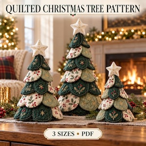 Może przedstawiać: Cyfrowy wzór zatytułowany QUILTED CHRISTMAS TREE PATTERN przedstawiający trzy materiałowe choinki w różnych rozmiarach. Każde drzewko składa się z warstwowych, zaokrąglonych płatków materiału w odcieniach ciemnej zieleni, szałwii i kremu, zwieńczonych białą gwiazdą.