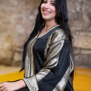 Vestido marroquí Gandoura con rayas metálicas y ribetes decorativos, caftán de corte holgado para Ramadán y ocasiones especiales.