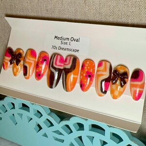 Unhas postiças artesanais inspiradas nos anos 70 | Conjunto de unhas de gel ovais médias | Unhas postiças retrô psicodélicas | Espiral groovy em laranja e rosa