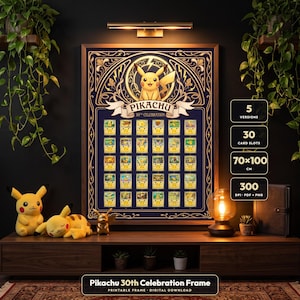 Könnte beinhalten: Ein rechteckiges Wandposter mit dem Titel Pikachu 30th Celebration, das eine zentrale Pikachu-Illustration und dreißig kleine Kartenfächer zeigt. Das Design umfasst goldene Zierränder auf dunkelblauem Grund. Der Text enthält 5 VERSIONS, 30 CARD SLOTS, 70x100 CM und 300 DPI PDF PNG.