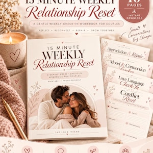 Op de afbeelding: Een 15 Minute Weekly Relationship Reset werkboek voor koppels met een zachtroze en witte kaft met een foto van een koppel. De set bevat 10 pagina's met printbare check-in vellen met titels zoals Appreciation & Repair, Mood & Connection Tracker, Love Language Check-In en Conflict Reset.