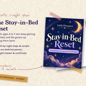 Op de afbeelding: Een digitale gids van 16 pagina's getiteld The Stay-in-Bed Reset, met een donkerblauwe omslag met een halve maan, sterren en wolken. De tekst bevat een 7-nachtenplan voor kinderen van 3 tot 7 jaar, stappen, scripts, pasjes en een certificaat.
