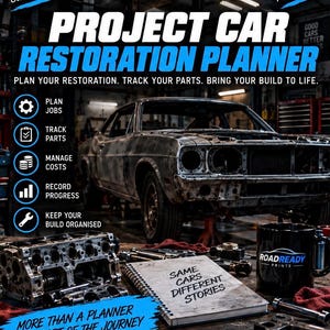 Könnte beinhalten: Ein RoadReady Prints Projekt-Auto-Restaurierungsplaner mit einem Auto in einer Werkstatt, einem Spiralnotizbuch mit dem Text 'SAME CARS DIFFERENT STORIES' und einer schwarzen Tasse. Der Planer enthält Abschnitte zur Planung von Arbeiten und Kosten.