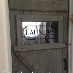 Peut inclure: Une porte en bois gris avec un panneau de verre sur lequel est apposé un autocollant en vinyle noir indiquant "LAUNDRY".