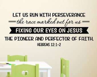 Hebreos 12:1 Corramos con perseverancia la carrera, sala de pesas, gimnasio en casa, sala de ejercicios, inspiración, calcomanía de pared, calcomanía de vinilo HEB12V1-0003