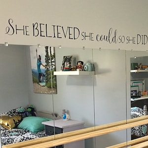 Ella creía que podía, así que lo hizo, calcomanía de pared de niña adolescente, palabras de pared de vinilo, inspiradora, motivadora, cita, dormitorio infantil, estudio CT4616