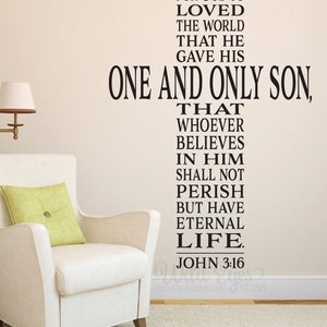 Puede incluir: Texto en blanco y negro sobre una pared blanca, que dice "For God so loved the world that he gave his one and only son, that whoever believes in him shall not perish but have eternal life. John 3:16". Un sill&oacute;n blanco con un coj&iacute;n verde est&aacute; en primer plano.