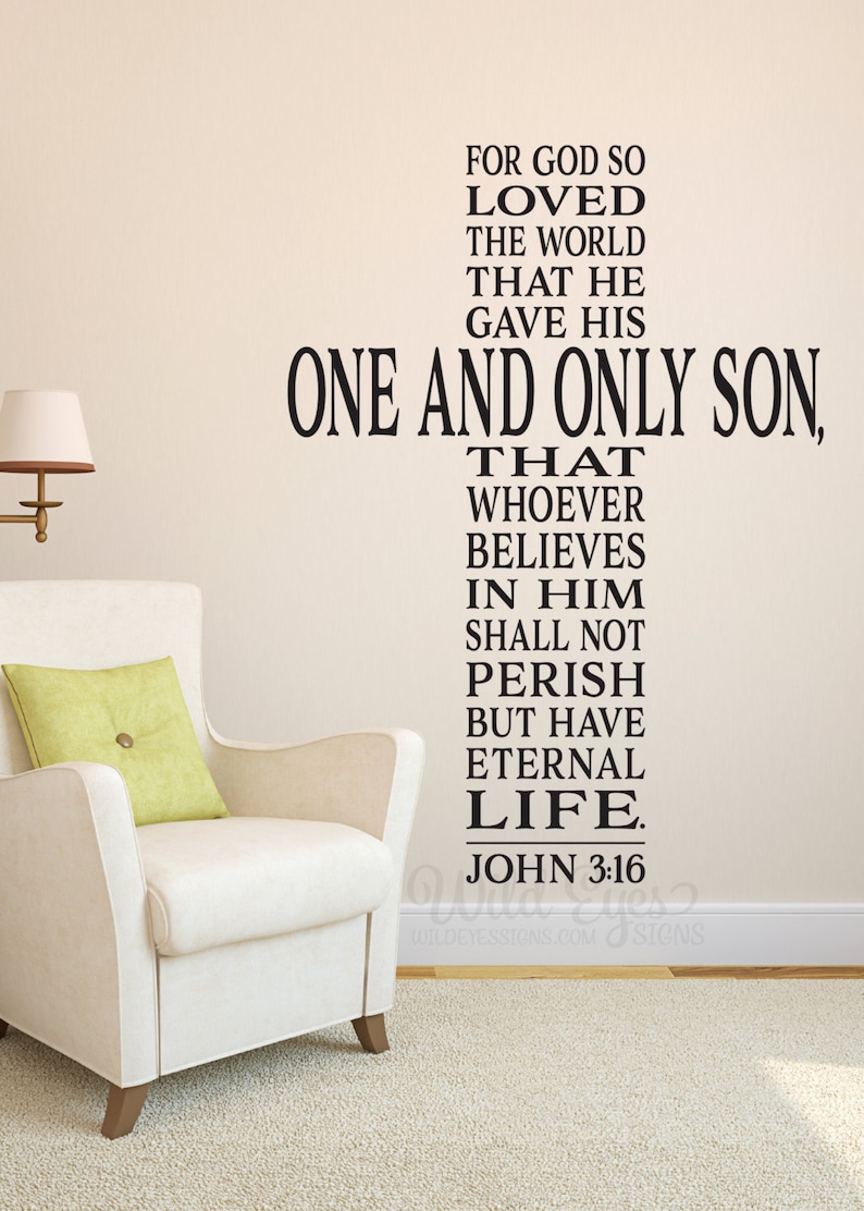 Puede incluir: Texto en blanco y negro sobre una pared blanca, que dice "For God so loved the world that he gave his one and only son, that whoever believes in him shall not perish but have eternal life. John 3:16". Un sill&oacute;n blanco con un coj&iacute;n verde est&aacute; en primer plano.