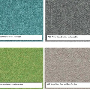 Puede incluir: Cuatro muestras de tela en tonos turquesa, gris, verde y topo. Cada muestra tiene una etiqueta con texto que incluye "Annie Sloan" y nombres de colores. Las telas tienen una apariencia texturizada, lo que sugiere tapicer&iacute;a o uso decorativo.