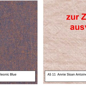 Puede incluir: Dos muestras de tela. La muestra de la izquierda es texturizada, marr&oacute;n oscuro y azul. La muestra de la derecha es de color beige claro con el texto "zur Zeit leider ausverkauft" en rojo. Debajo de las muestras hay etiquetas con texto.