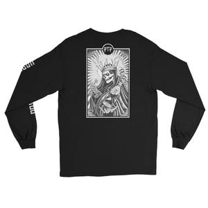 Puede incluir: Una camiseta negra de manga larga con un gráfico blanco en la espalda de un esqueleto con corona, sosteniendo una llave y un reloj de arena. El gráfico está enmarcado con las letras PTP en la parte superior. Hay texto en la manga izquierda.