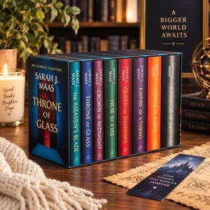 Puede incluir: Un set completo de libros titulado Throne of Glass de Sarah J. Maas, que presenta ocho lomos de libros coloridos que incluyen The Assassin's Blade, Throne of Glass, Crown of Midnight, Heir of Fire, Queen of Shadows, Empire of Storms, Tower of Dawn y Kingdom of Ash.