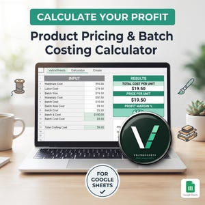Puede incluir: Un ordenador portátil muestra una hoja de cálculo titulada Product Pricing & Batch Costing Calculator con columnas de entrada y resultados. La pantalla muestra texto que incluye Materials Cost, Labor Cost y Profit Margin. Un logo circular de VeltraSheets es visible.