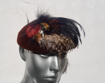 Chapeau marron plumes