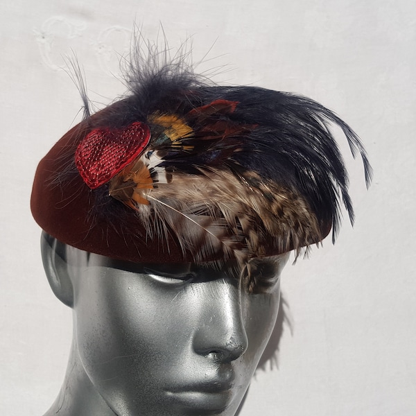 Chapeau marron plumes