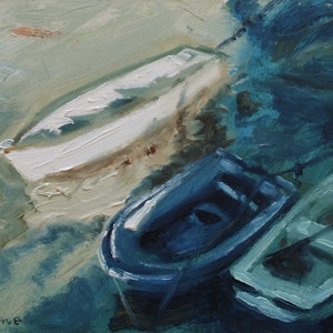 Puede incluir: Una pintura de tres barcos en un puerto. Los barcos están pintados en tonos de azul, blanco y verde. El agua es de color azul oscuro. La pintura está firmada "Julian Rowe" en la esquina inferior izquierda.