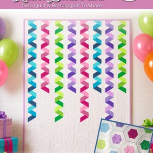 Può includere: Un set di modelli per trapunte intitolato Twin Sisters Series Ribbon Streamers che mostra una trapunta bianca con forme geometriche verticali colorate a nastro e un'immagine più piccola di una trapunta Jewel Pop con esagoni colorati.
