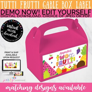 Puede incluir: Una caja gable rosa brillante con asa, con un dise&ntilde;o Tutti Frutti. La etiqueta dice "Amanda's Twotti Frutti Second Birthday" e incluye ilustraciones de frutas. Descarga digital disponible.